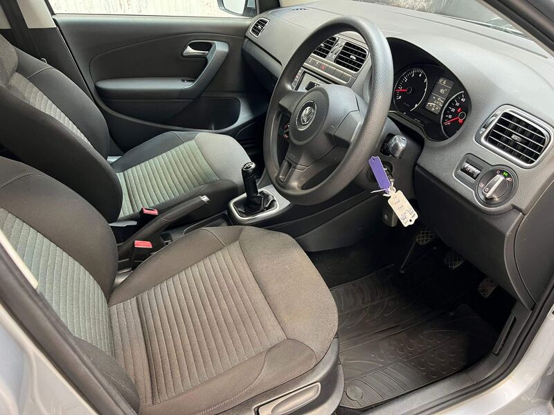 VOLKSWAGEN POLO